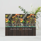 La Chasse Au Camo Wood Wedding Invitations (Debout devant)