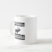 La chasse est plus importante Mug drôle (Devant gauche)