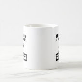 La chasse est plus importante Mug drôle (Centre)