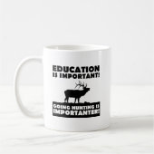 La chasse est plus importante Mug drôle (Gauche)