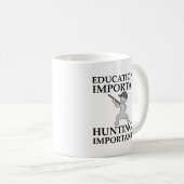 La chasse est plus importante Mug drôle de chasse (Devant droit)