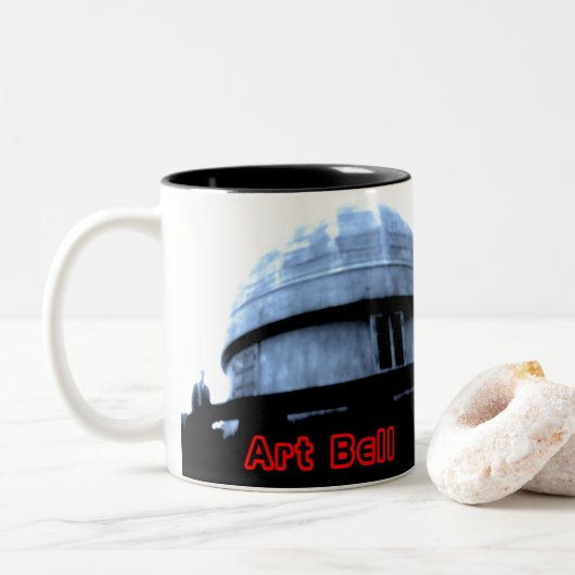 LA CLOCHE D'ART VEULENT PRENDRE UNE TASSE DE CAFÉ (Avec donut)