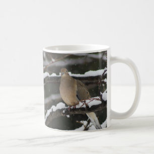 La colombe en deuil dans la tasse de neige