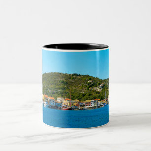 La côte portuaire d'Antipaxos Mug