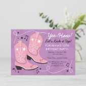 La cow-girl initialise des invitations de fête (Debout devant)