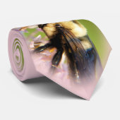 La cravate rose d'abeille, (Roulé)