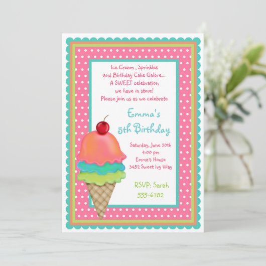 La crème glacée traite des invitations (Debout devant)