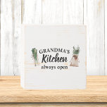 La cuisine moderne de grand-mère est toujours ouve<br><div class="desc">Bienvenue dans la cuisine de grand-mère, où l'amour et la chaleur sont toujours au menu ! Dégustez votre grand-mère préférée avec ce cadeau de charme de Zazzle. Que ce soit pour la Fête des Mères, son anniversaire, ou juste pour témoigner de sa gratitude, cet article réfléchi va certainement lui apporter...</div>