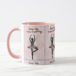 La danse comme personne observe la tasse rose de