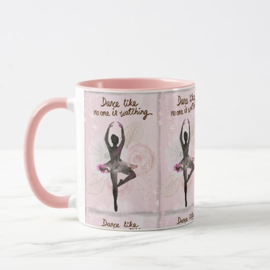 La danse comme personne observe la tasse rose de (Gauche)