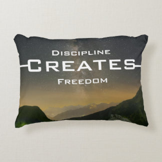 La Discipline Crée la Liberté – Coussin Accent