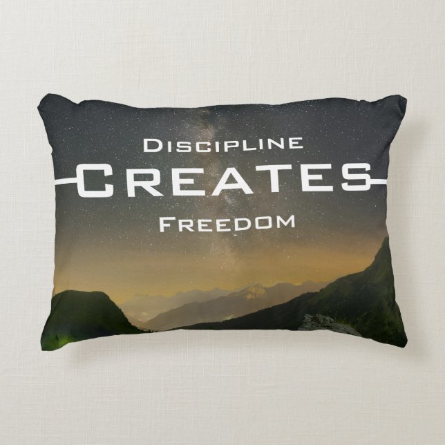 La Discipline Crée la Liberté – Coussin Accent (Devant)