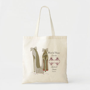 La domestique du mariage d'honneur chausse le sac
