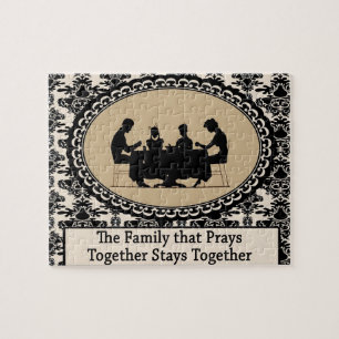 La famille qui prie ensemble le puzzle