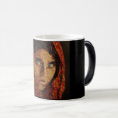 La fille afghane indiquent la tasse (Devant droit)