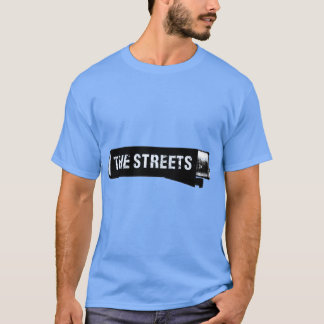 La fille au t-shirt classique de la rue