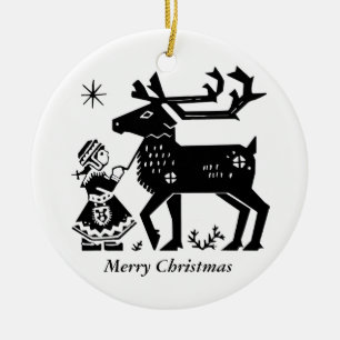 La fille de la Laponie tient la décoration de Noël