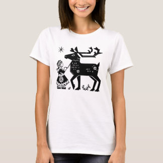 La fille de la Laponie tient le T-shirt de dames