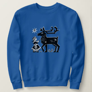 La fille de Laponie tient un Sweatshirt de rennes