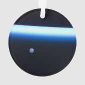 La fine ligne de l'atmosphère terrestre et une lun (dos)