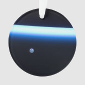 La fine ligne de l'atmosphère terrestre et une lun (devant)