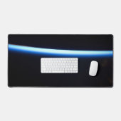 La fine ligne de l'atmosphère terrestre et une lun (Clavier et souris)