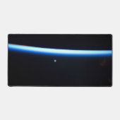 La fine ligne de l'atmosphère terrestre et une lun (Recto)