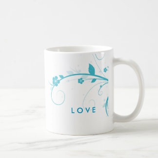 La fleur bleue tourbillonne tasse de café