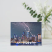 La foudre au-dessus de la carte postale de New Yor (Debout devant)
