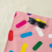 La fraise givrée arrose la serviette de plage (En situation)