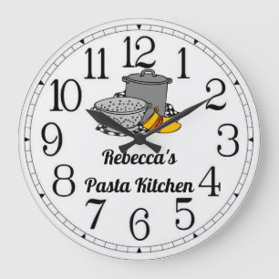 La grande horloge de la cuisine de pâtes de Rebecc