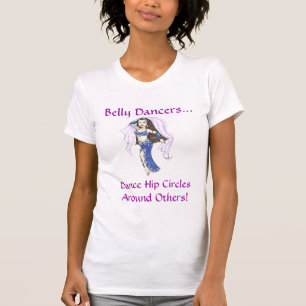 La hanche entoure le T-shirt