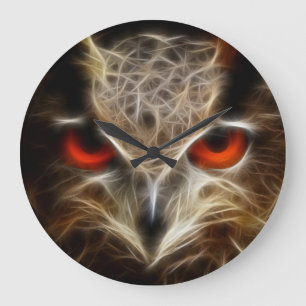 La lueur rouge observe la grande horloge de hibou