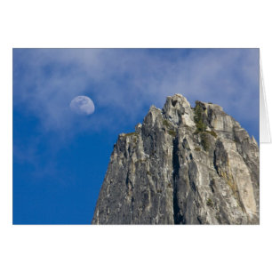 La lune se lève et brille à travers les nuages