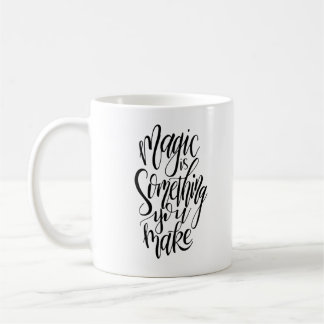La Magie Est Quelque Chose Que Vous Faites Mug