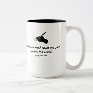 La main qui tient la tasse de stylo