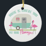 La maison est où vous mettez votre ornement de<br><div class="desc">Un ornement comportant une illustration d'une rétro maison de remorque avec la rayure de turquoise et de deux flamants en plastique roses dans la cour.  Le texte indique que "à la maison est où vous mettez vos Flamants roses !"</div>