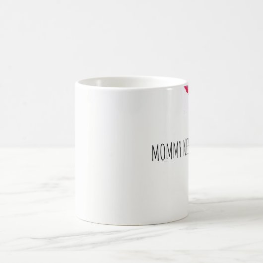 La maman a besoin d'une tasse de café minuscule (Centre)