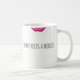 La maman a besoin d'une tasse de café minuscule