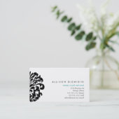 la maman de damassé carde le carte de visite (Debout devant)