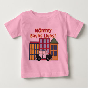La maman de police sauve le T-shirts et les