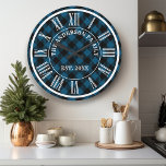 La Marine Et Le Buffle Noir Ont Jeté Des Chiffres<br><div class="desc">Ajoutez une touche de charme rustique à votre maison avec notre Marine et Black Buffalo Plaid Rustique Roman Numeral Large Horloge! Cette horloge saisissante présente un motif classique en bleu marine et noir, complété par des chiffres romains audacieux pour un look intemporel. Parfait pour un salon, une cuisine ou un...</div>