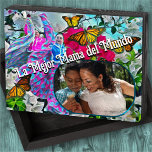 La Mejor Mamá del Mundo Fleurs & Papillons PV01<br><div class="desc">Peinture "Dancing with Flowers & Butterflies PV01" Collection Épinez n'importe quelle chambre dans votre bureau ou chez vous avec ce panneau personnalisé pour Maman. Ces panneaux en bois rustique font de belles pièces d'accent maman va aimer. Ajoutez vos propres messages drôles, sarcastiques ou sentimentaux avec votre photo préférée pour créer...</div>