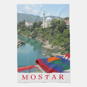 La mosquée de Mostar vue sur la serviette de thé