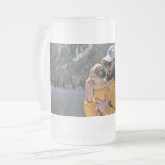 La Mug d'anniversaire de Dave (Devant gauche)