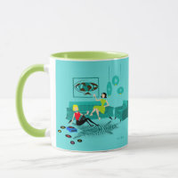 La nuit de la fille rétro dans la tasse de café