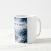 La paix est le présent — Mug de Noël (Devant droit)