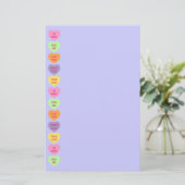 La papeterie de Valentine de sucrerie de coeurs de (Debout devant)