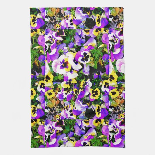 la pensée pourpre et jaune fleurit la serviette de (Vertical)