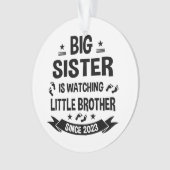 La petite soeur s'occupe du grand frère à (devant)